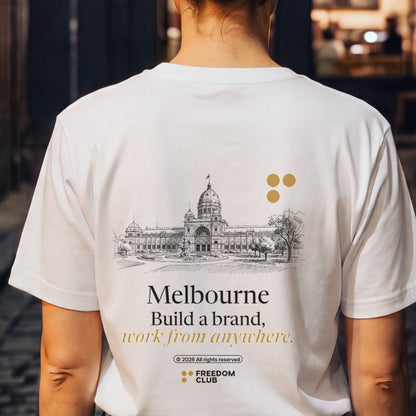 The Melbourne Tee, worn back, print true to size [m712-01]
